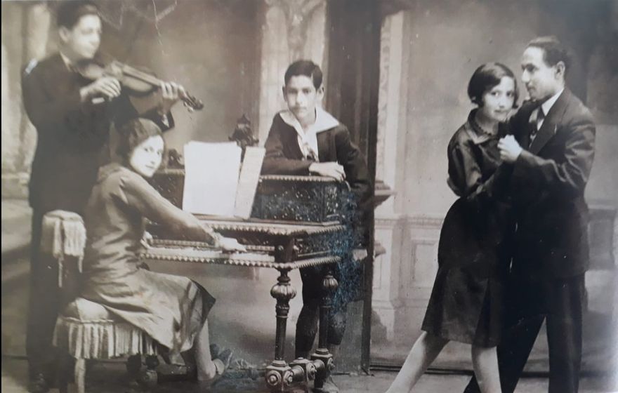Keman: Hala oğlu Alkabetz Piyano: Palomba Sarfetti Dans edenler: Rebeka - Samil Sarfetti Ortadaki: Hayim Sarfetti Edirne 1929