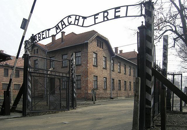 Auschwitz Toplama Kampı giriş kapısı - Polonya